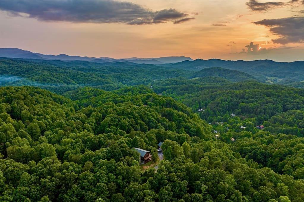 Panorama Mountain View Cabin, Less Than 10 Miles From Gatlinburg And Dollywood, Dog Friendly, 6 Bedrooms Sleeps 17, Fire Pit, Hottub, Washer Dryer, Fully Loaded Kitchen, Gameroom With A Tv, Pool Table, Arcade, Air Hockey, And Foosball سيفيرفيل المظهر الخارجي الصورة