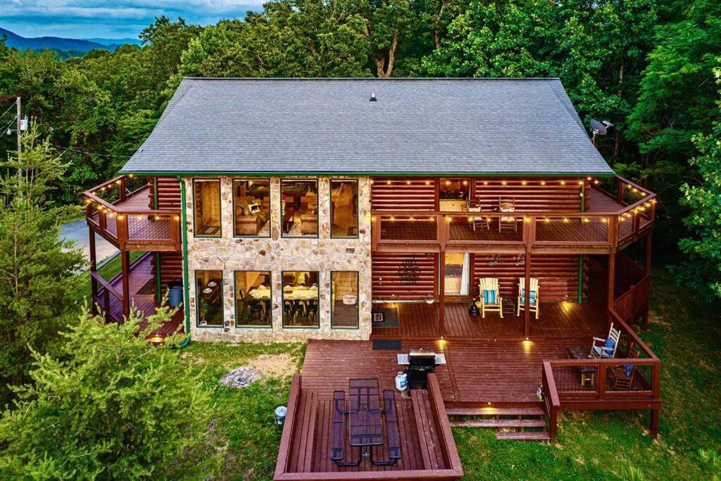 Panorama Mountain View Cabin, Less Than 10 Miles From Gatlinburg And Dollywood, Dog Friendly, 6 Bedrooms Sleeps 17, Fire Pit, Hottub, Washer Dryer, Fully Loaded Kitchen, Gameroom With A Tv, Pool Table, Arcade, Air Hockey, And Foosball سيفيرفيل المظهر الخارجي الصورة
