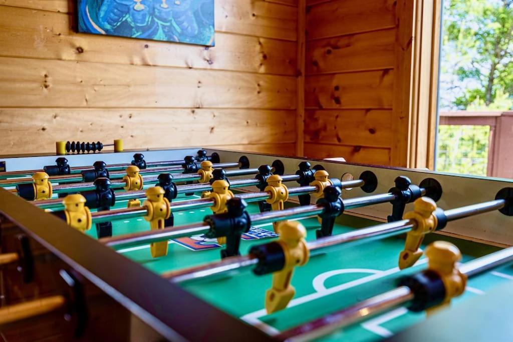 Panorama Mountain View Cabin, Less Than 10 Miles From Gatlinburg And Dollywood, Dog Friendly, 6 Bedrooms Sleeps 17, Fire Pit, Hottub, Washer Dryer, Fully Loaded Kitchen, Gameroom With A Tv, Pool Table, Arcade, Air Hockey, And Foosball سيفيرفيل المظهر الخارجي الصورة