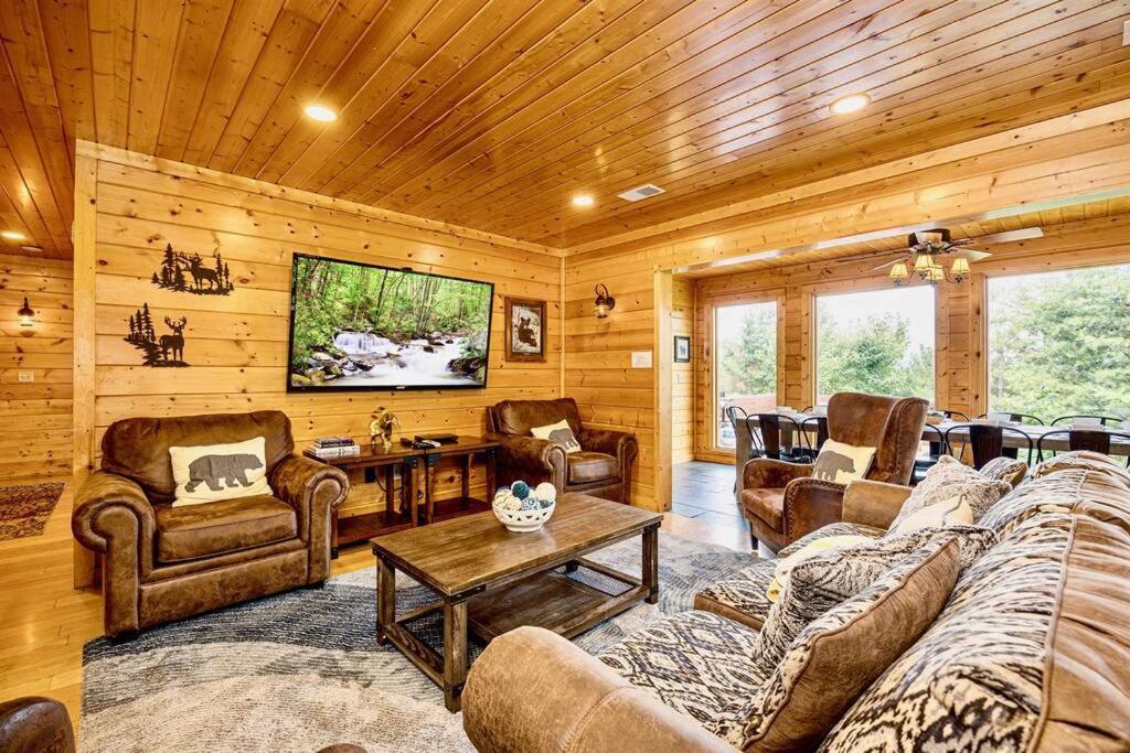 Panorama Mountain View Cabin, Less Than 10 Miles From Gatlinburg And Dollywood, Dog Friendly, 6 Bedrooms Sleeps 17, Fire Pit, Hottub, Washer Dryer, Fully Loaded Kitchen, Gameroom With A Tv, Pool Table, Arcade, Air Hockey, And Foosball سيفيرفيل المظهر الخارجي الصورة