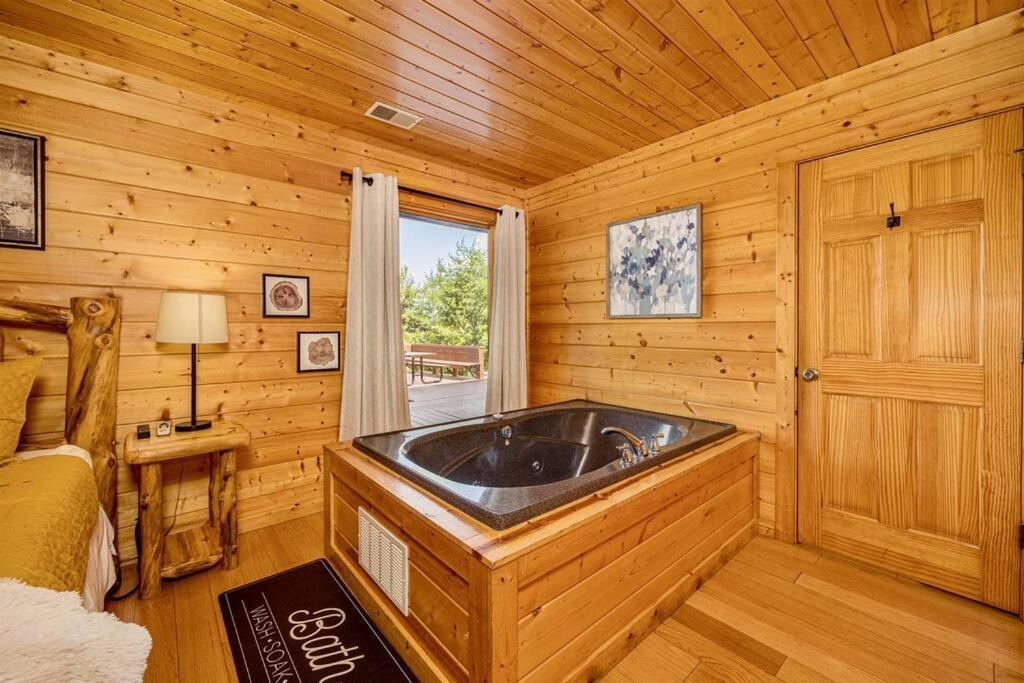 Panorama Mountain View Cabin, Less Than 10 Miles From Gatlinburg And Dollywood, Dog Friendly, 6 Bedrooms Sleeps 17, Fire Pit, Hottub, Washer Dryer, Fully Loaded Kitchen, Gameroom With A Tv, Pool Table, Arcade, Air Hockey, And Foosball سيفيرفيل المظهر الخارجي الصورة