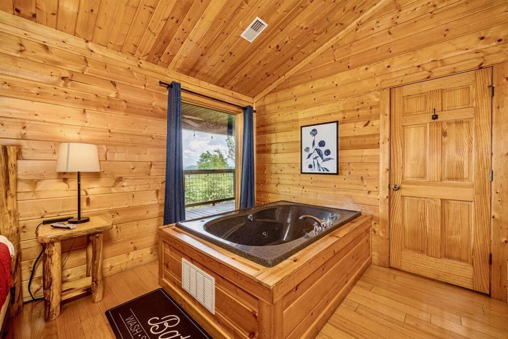 Panorama Mountain View Cabin, Less Than 10 Miles From Gatlinburg And Dollywood, Dog Friendly, 6 Bedrooms Sleeps 17, Fire Pit, Hottub, Washer Dryer, Fully Loaded Kitchen, Gameroom With A Tv, Pool Table, Arcade, Air Hockey, And Foosball سيفيرفيل المظهر الخارجي الصورة