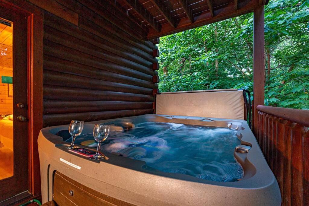 Panorama Mountain View Cabin, Less Than 10 Miles From Gatlinburg And Dollywood, Dog Friendly, 6 Bedrooms Sleeps 17, Fire Pit, Hottub, Washer Dryer, Fully Loaded Kitchen, Gameroom With A Tv, Pool Table, Arcade, Air Hockey, And Foosball سيفيرفيل المظهر الخارجي الصورة
