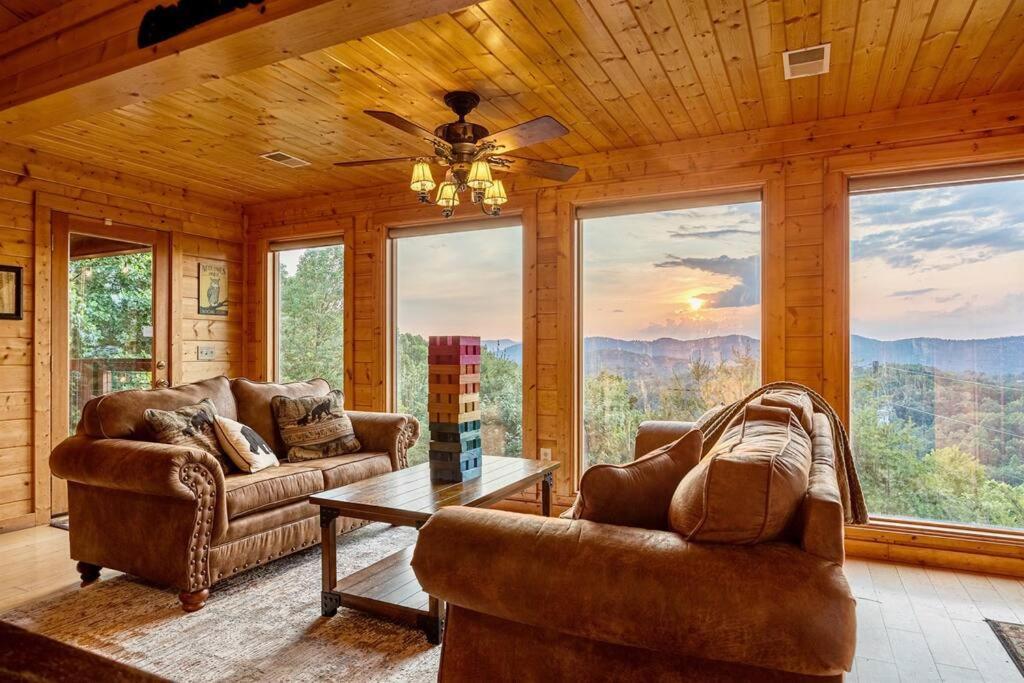 Panorama Mountain View Cabin, Less Than 10 Miles From Gatlinburg And Dollywood, Dog Friendly, 6 Bedrooms Sleeps 17, Fire Pit, Hottub, Washer Dryer, Fully Loaded Kitchen, Gameroom With A Tv, Pool Table, Arcade, Air Hockey, And Foosball سيفيرفيل المظهر الخارجي الصورة