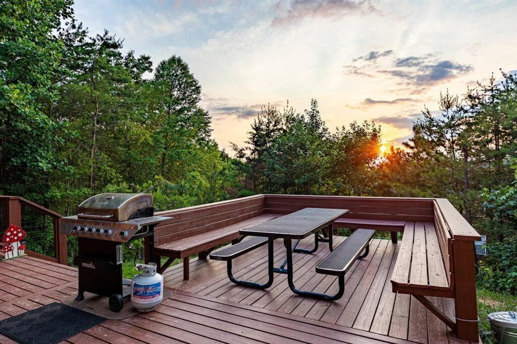 Panorama Mountain View Cabin, Less Than 10 Miles From Gatlinburg And Dollywood, Dog Friendly, 6 Bedrooms Sleeps 17, Fire Pit, Hottub, Washer Dryer, Fully Loaded Kitchen, Gameroom With A Tv, Pool Table, Arcade, Air Hockey, And Foosball سيفيرفيل المظهر الخارجي الصورة
