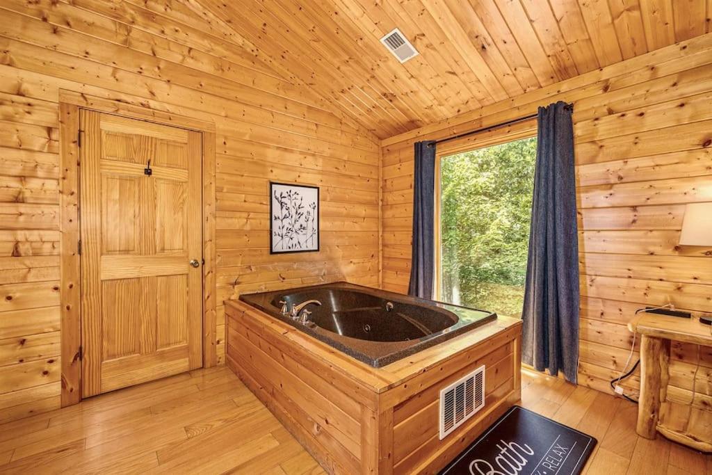 Panorama Mountain View Cabin, Less Than 10 Miles From Gatlinburg And Dollywood, Dog Friendly, 6 Bedrooms Sleeps 17, Fire Pit, Hottub, Washer Dryer, Fully Loaded Kitchen, Gameroom With A Tv, Pool Table, Arcade, Air Hockey, And Foosball سيفيرفيل المظهر الخارجي الصورة